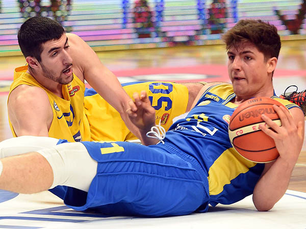 השחקנים נלחמו על כל כדור (אלן שיבר)