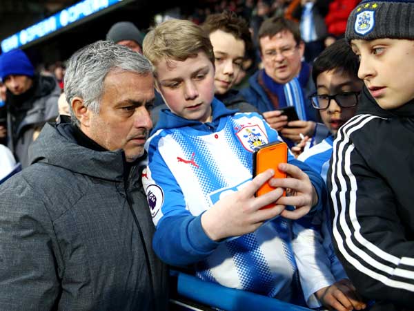 העדיף להתרכז במשחק. מוריניו (Getty)