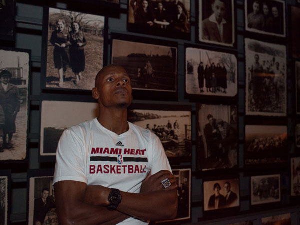 "מעולם לא חוויתי דממה כזו" (מתוך: האתר הרשמי של מוזיאון השואה בוושינגטון)