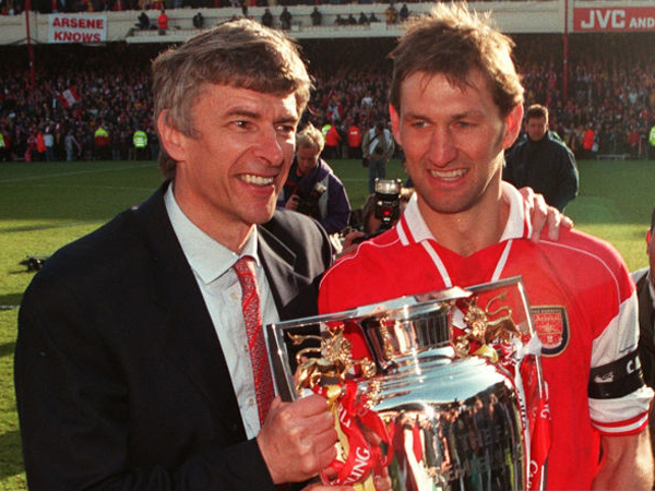 ונגר עם אדאמס. השינוי הגדול ביותר שעבר שחקן תחת הצרפתי (GETTY)