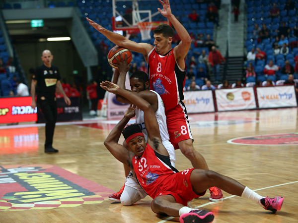 לידיי. נחלש ברבע השני, אבל חזר במאני טיים (מנהלת)