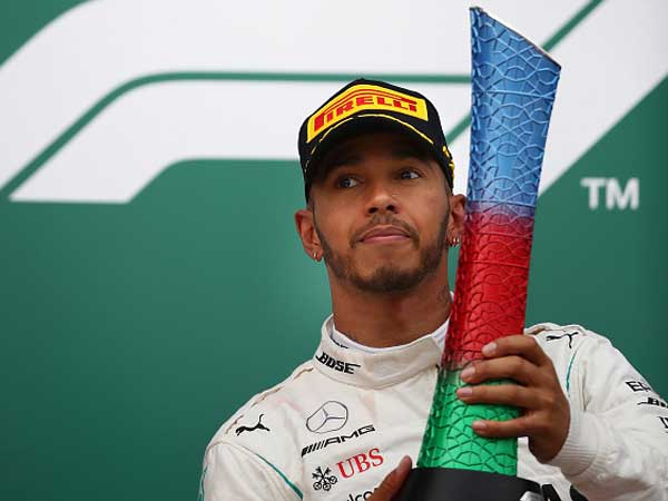 המילטון אחרי הזכייה בבאקו. (getty)