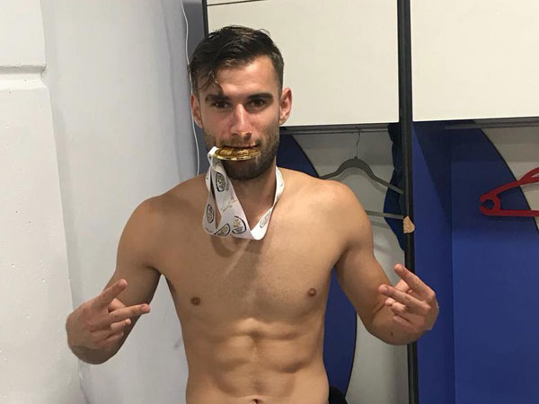 גינסארי בחדר ההלבשה