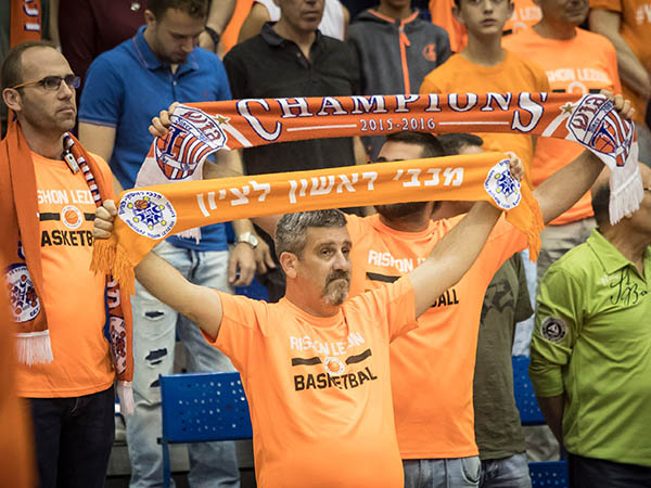 האוהדים בכתום חוששים להסתבך בתחתית (צילום: מנהלת הליגה)