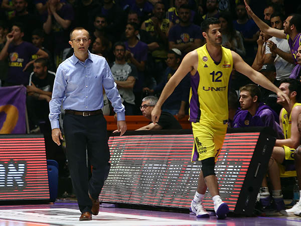 הרוש לקח פיקוד (מנהלת)