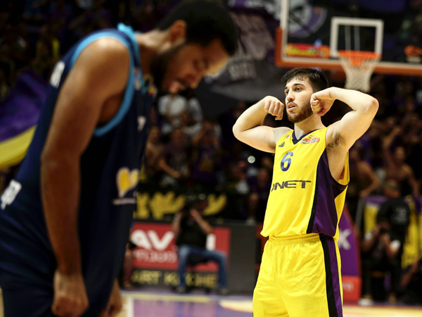 בלאט חוגג פיינל פור (אלן שיבר)