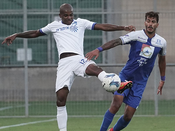 דיניז יפתח כמגן ימני (אנצ'ו גוש, סוכנות ג'יני)