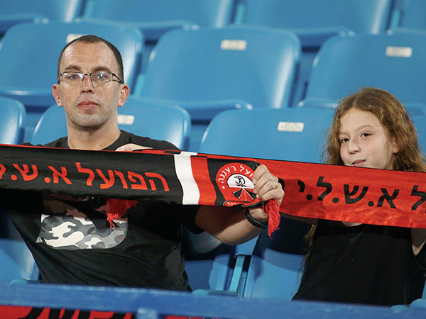 כצפוי, אוהדים בודדים הגיעו לר"ג (צילום: אלן שיבר)