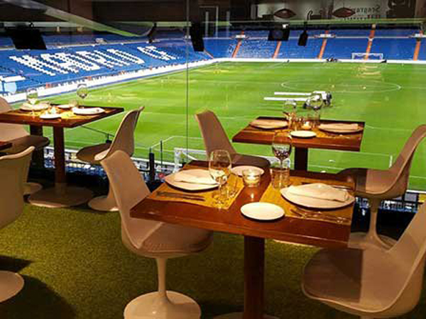 נוף פנורמי לדשא, קפה ריאל