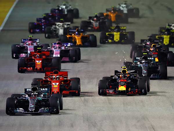 המילטון מנצח בסינגפור ומתקרב לזכייה באליפות (getty)