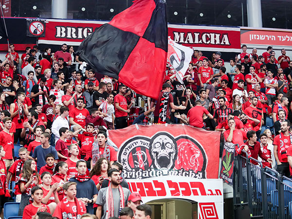 חומסקי יצא נגד חלק מהאוהדים