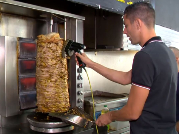 "יום אחד אתה משחק עם רונאלדו ובאחר עם מנשה זלקה"