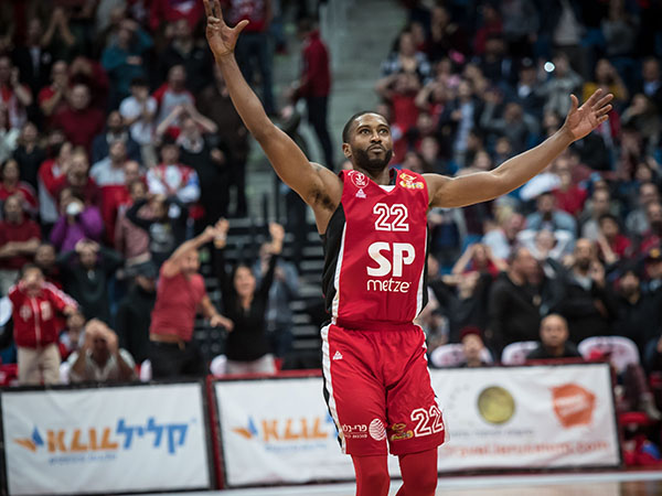 למרות הלחץ, עדיין קיימים פערים. מקניל (מנהלת הליגה)