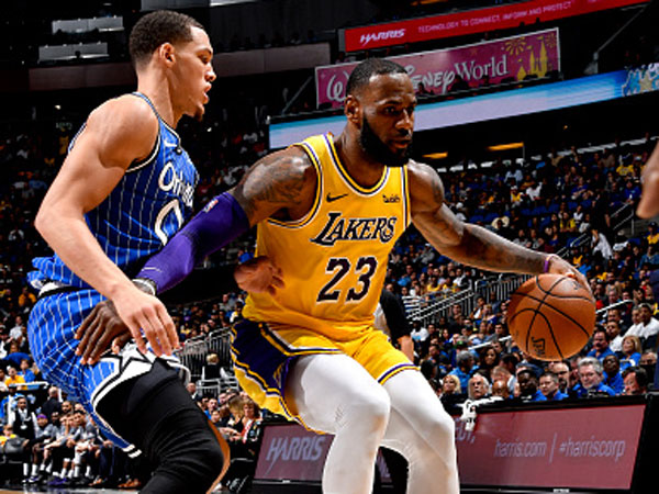 הלייקרס חטפו (צילום: Fernando Medina/NBAE via Getty Images)