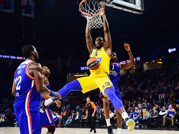 בלאק. הביג מן של מכבי בעוד משחק מאכזב (Aykut Akici, Getty)