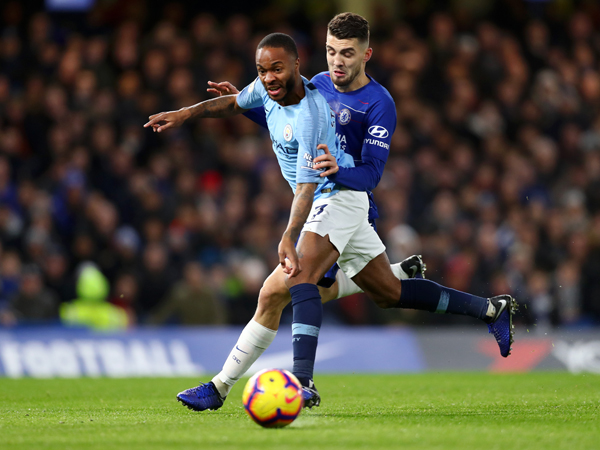 סטרלינג. לא ירצה לזכור את המשחק בסטמפורד ברידג' (GETTY)