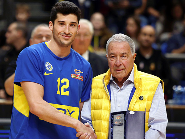 מרגיש נוח ומשוחרר. די בירתולומיאו (אלן שיבר)