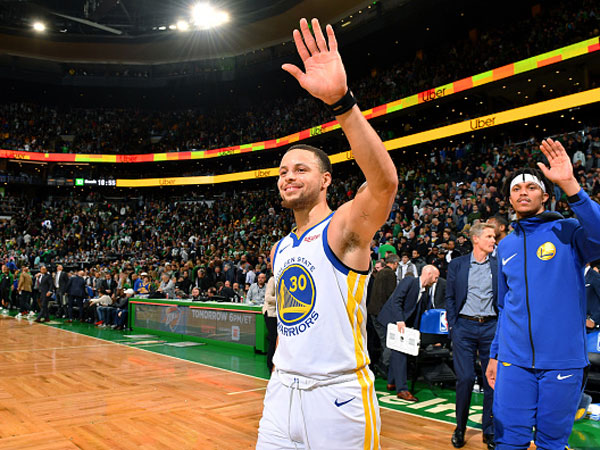 כולם באים לראות אותו מתחמם. סטף (צילום: Jesse D. Garrabrant/NBAE via Getty Images)