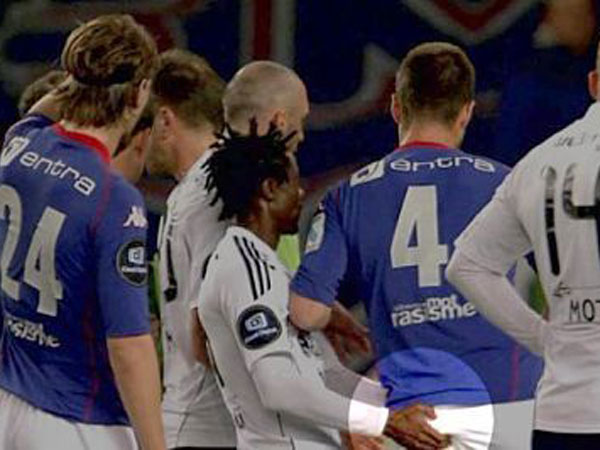 אנאן אוחז בישבן של שחקן יריב. היה מעורב בלא מעט תקריות