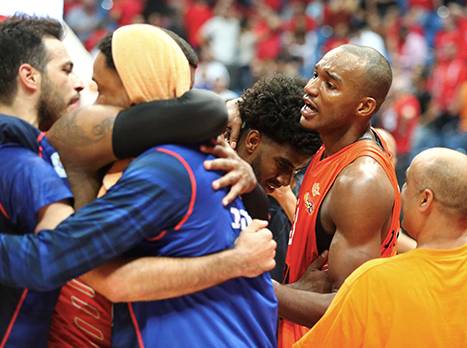 כך נגמר הגמר הקודם ביניהן בארנה (אלן שיבר)