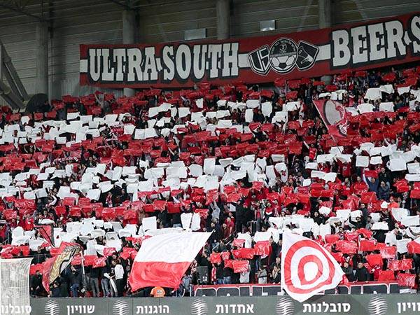 האוהדים מתכננים מפגן תמיכה (צילום: דני מרון)