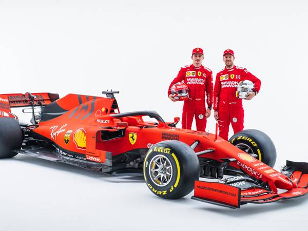 שני הנהגים של פרארי ל-2019 ומכונית הפרארי SF90