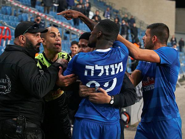 התעמת עם אוהדי הפועל. מנזלה (אלן שיבר)