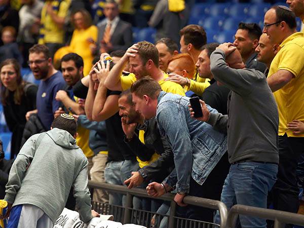 האוהדים בטירוף אחרי הסל של פרננדס באתונה (אלן שיבר)