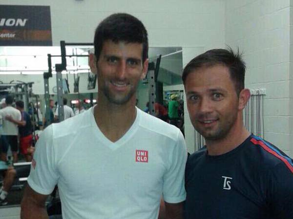 מילצ'נוביץ' עם ג'וקוביץ'. היה גם מאמן הכושר של נבחרת הדייויס של סרביה