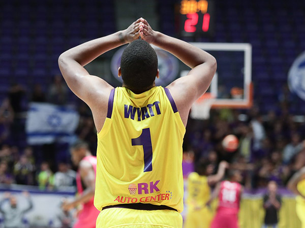 וואייט. סאגה מעיקה (FIBA)