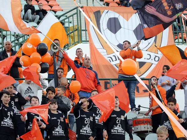 אוהדי נס ציונה מפנטזים על היסטוריה (צילום: אודי ציטיאט)