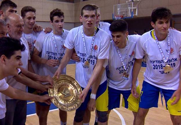 סהר מניף את הגביע. אליפות רביעית ברצף לצהובים (מנהלת הליגה)