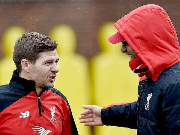 אוהב לדבר עם קלופ. ג'רארד (Getty)