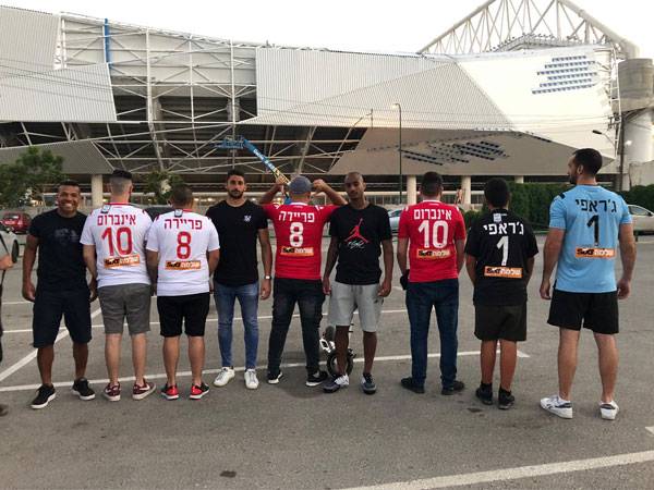 פריירה, אינברום וג'רפי עם האוהדים (האתר הרשמי של הפועל תל אביב)