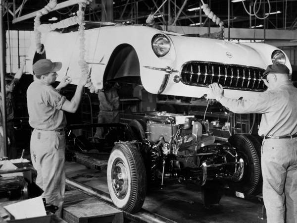 קו הייצור של הקורבט בפלינט מישיגן ב-1954