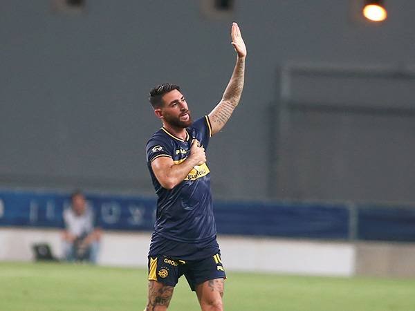 עטר. סחט מחמאות בחדר ההלבשה (אלן שיבר)