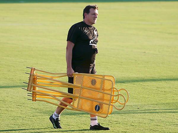 הרצוג, מתלבט לגבי זהות השוער (אלן שיבר)