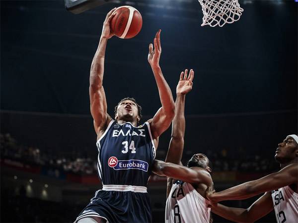 יאניס. קלע את תשע הנקודות הראשונות של נבחרתו (FIBA)