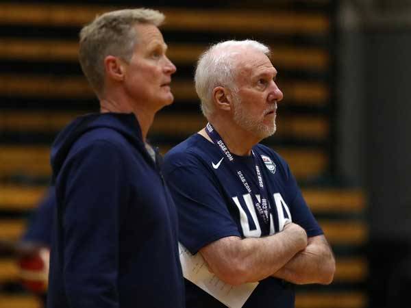 פופוביץ' וקר. לפני המירוץ לנשיאות, עוברים בטוקיו (Getty)