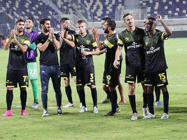 ניצחון שלישי ברציפות. שחקני בית"ר חוגגים (צילום: דני מרון)