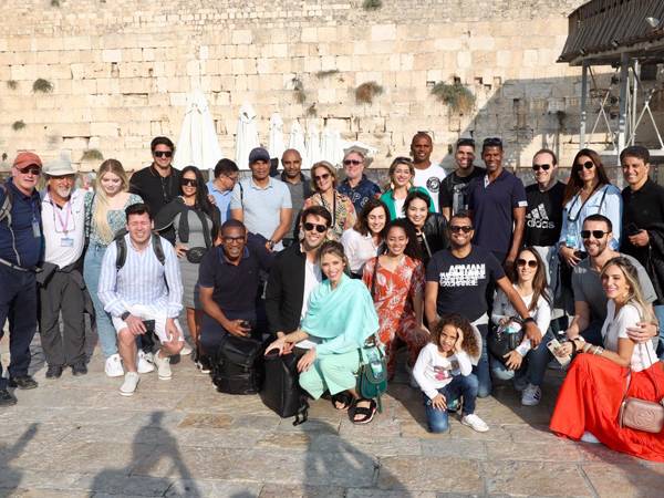 המשלחת הברזילאית בתמונה משותפת ברחבת הכותל (רונן טופלברג)