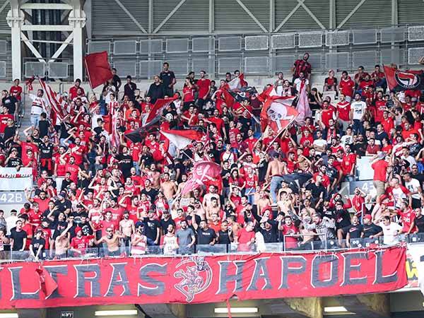 האוהדים מנסים לשבור את אביטן (מאור אלקסלסי)