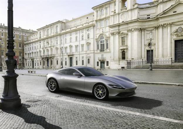 פרארי ROMA החדשה, על רקע העיר האיטלקית המפורסמת (צילום: יצרן)