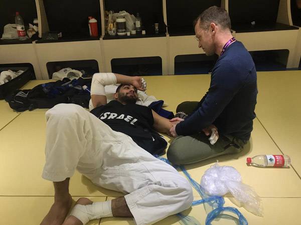 בוטבול מטופל על ידי פיזיותרפיסט הנבחרת אורי זמיר. החלמה מהירה (איגוד הג'ודו)