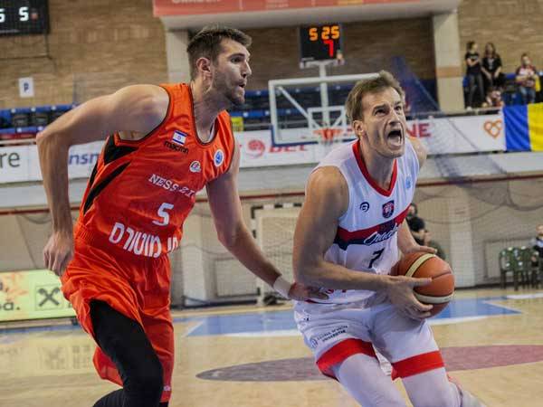 וויטי, לא הצליח לעצור את ההתקפה החזקה של הרומנים (FIBA)