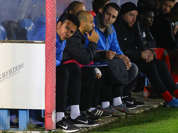 אוואט. יישב על הספסל (לירון מולדובן)