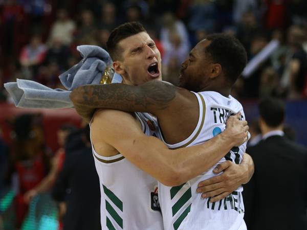 מיטוגלו ותומאס חוגגים ניצחון ברוסיה (Euroleague)