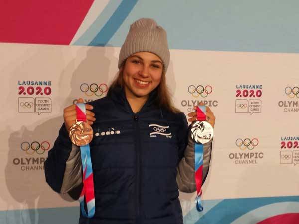 סזולוס עם המדליות שהשיגה (באדיבות הוועד האולימפי בישראל)