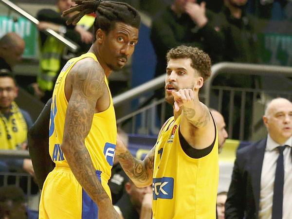 סטודמאייר כמעט לא ראה פרקט עם בכורה פושרת (אלן שיבר)