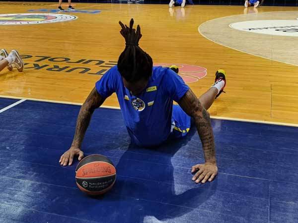 אמארה מתחמם, יקבל דקות? (באדיבות מכבי ת"א, האפליקציה הרשמית)